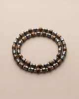 Collar masculino confeccionado con cuentas cilíndricas de acero y piedras naturales en tonos marrones y plateados.