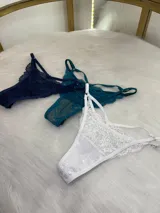 Tanga de encaje color turquesa, azul marino y blanco.