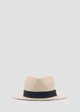 Sombrero de fibra natural trenzada color beige, estilo fedora o panamá, con una cinta decorativa azul marino alrededor de la copa.
