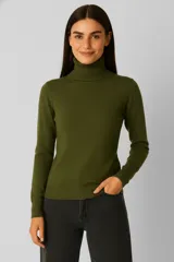 Polera de tejido acrílico color verde oliva, de manga larga y cuello alto tipo tortuga.