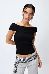 Cinturón negro con piezas circulares unidas y apliques metálicos plateados.