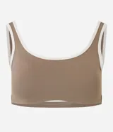 Top deportivo de microfibra con escote redondo delantero y escote en V en la espalda. Presenta un diseño bicolor con cuerpo en color crema y ribetes en color marrón oscuro, breteles anchos y copas desmontables.