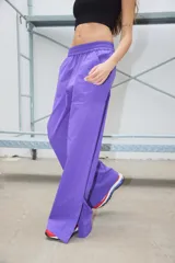 Pantalón de corte semi oxford confeccionado en poplín de algodón, con cintura elastizada ancha, bolsillos delanteros y tajos en los laterales externos.