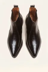 Bota tipo Chelsea de cuero vacuno con textura de efecto croco en color marrón oscuro. Presenta paneles elásticos laterales y una tira de ajuste en la parte posterior, con un taco bajo cuadrado.