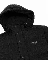 Campera puffer con capucha, confeccionada en pana de textura acanalada color verde militar. Presenta cierre frontal con botones a presión y logo de la marca bordado en el pecho.