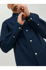 Camisa de manga larga azul marino, con cuello abotonado, cierre con botones blancos y bolsillo de parche en el pecho. Corte slim fit. Marca Jack & Jones.