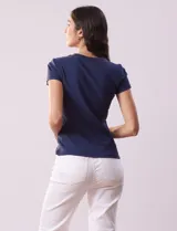 Remera color beige de rib, marca Tahari, con cuello redondo a la base y mangas cortas.