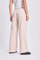 Pantalón casual de lino color crudo con rayas verticales finas.