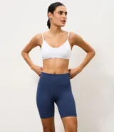 Bermuda deportiva azul de tejido acanalado seamless con cintura elástica alta y calce ajustado.