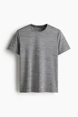 Remera deportiva gris melange con tecnología DryMove™, de manga corta y cuello redondo, diseñada con tejido de malla transpirable y elástico para entrenar.