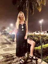 Vestido midi de fiesta tejido en lurex negro con diseño geométrico en cuero en el frente, breteles de cuero intervenido a mano con tientos de cuero plateado y terminación en flecos.