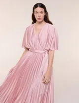 Vestido maxi de satén color rosado, con escote en V cruzado, mangas cortas amplias, cintura elastizada con lazo de ajuste y falda plisada con forro interno.