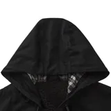 Campera negra de estilo casual con cierre frontal de botones, bolsillos con solapa en el pecho y capucha integrada con forro interior a cuadros.