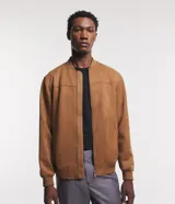 Chaqueta bomber de Marfinno en color tostado, con cierre frontal y cuello de tejido acanalado. Presenta un diseño liso con costuras horizontales y bolsillos funcionales.