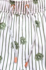 Short de baño blanco con rayas verticales finas color verde oliva y estampado de flores de sol en verde oliva.