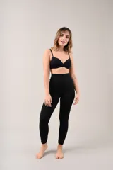 Calza larga de lycra color negro, ideal para usar como prenda térmica.