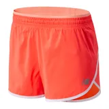 Short deportivo New Balance Accelerate para mujer, color coral con cintura y ruedo en contraste. Logo reflectivo en la pierna izquierda.