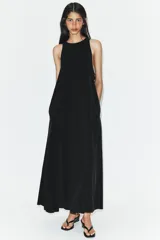 Vestido midi de corte fluido, cuello redondo y diseño sin mangas. Presenta una abertura en la espalda con cierre de lazada ajustable.