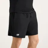 Short deportivo New Balance de hombre, modelo Tournament Short, en color negro con el logo de la marca en blanco. Cuenta con cintura elástica con cordón de ajuste interno y bolsillos laterales.
