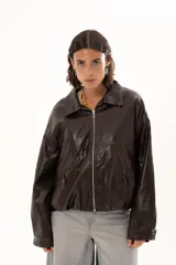 Campera de cuero sintético color chocolate, con cierre frontal, cuello camisero y diseño holgado.