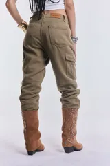 Pantalón cargo tipo babucha de denim en color verde militar, con bolsillos laterales con solapa y puños elásticos en los tobillos.