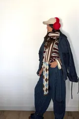 Pantalón de jean azul oscuro con estampado de rayas verticales blancas, de corte recto y tiro alto.