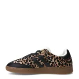 Championes de mujer Miss Carol modelo Lepp, con diseño de estampado animal print de leopardo, detalles en eco-cuero negro, cordones negros y suela de goma tipo tómbola.