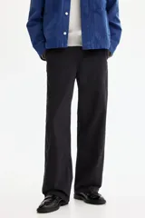 Pantalón de corte relajado confeccionado en tejido ripstop resistente. Presenta cierre con botón, bolsillos laterales al bies y bolsillos traseros de parche. Incluye costuras horizontales en las piernas y cordón ajustable en los bajos.
