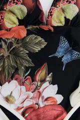 Malla enteriza con estampado animal print tipo cebra en tonos bordó y negro, con breteles cruzados en la espalda y bordes en color celeste.