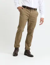 Pantalon de vestir de corte recto color verde militar, con bolsillos laterales inclinados y bolsillos traseros de doble ribete.