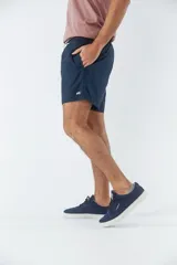 Short de baño liso color salmón, con cintura elástica ajustable mediante cordón, dos bolsillos laterales y un bolsillo posterior.