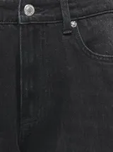 Jean wide leg de tiro alto y corte holgado en las piernas, color negro con efecto lavado. Cuenta con cinco bolsillos, presillas para cinturón y cierre frontal con botón y cremallera.