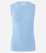Musculosa de viscosa con textura acanalada, cuello redondo y abertura cruzada en la espalda.