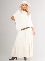 Poncho italiano de punto liviano, color tostado, con diseño asimétrico y cuello alto.