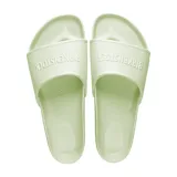 Sandalia tipo slide de una sola tira ancha, color verde lima pálido. La tira lleva el nombre de la marca grabado en relieve.