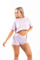 Remera corta color lila, de corte holgado y mangas cortas.