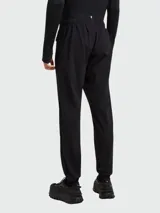 Pantalón deportivo negro de Moncler con cintura ajustable con cordón, bolsillos laterales con cierre y logo estampado en la pierna izquierda.