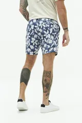 Short de baño con estampado floral en tonos azules, cintura elástica con cordón ajustable, bolsillos laterales y bolsillo trasero.
