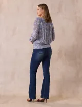 Blusa de microtul estampada, marca Harper, con forro interno a tono, mangas largas fruncidas y ruedo smock.