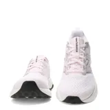 Championes New Balance 460 para mujer, color rosado con detalles en gris plateado, diseñados para running con exterior de malla transpirable, entresuela de EVA y suela de goma.