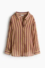 Camisa H&M de corte oversized en mezcla de lyocell, con estampado de rayas verticales en tonos bordó, beige y verde oliva. Presenta cuello camisero, abertura frontal con botones, hombros caídos y mangas largas con puños abotonados.