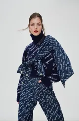 Campera de jean azul con estampado de logomanía en blanco. Corte recto, cuello clásico, cierre con botones metálicos y bolsillos delanteros. Marca Animale Jeans.