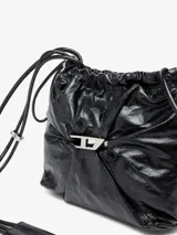Bolso tipo cubo Diesel Scrunch-D, color gris oscuro, confeccionado en cuero brillante con efecto arrugado. Presenta logo metálico "D" en el frente, cierre con cordones ajustables, correa de hombro extraíble y múltiples bolsillos internos.