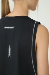 Musculosa deportiva negra con ribete gris en cuello y sisas.