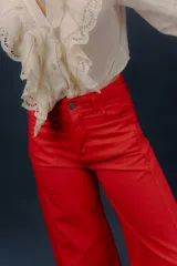Pantalon de silueta amplia y tiro medio, de color celeste, con bolsillos laterales y traseros, ideal para los dias de verano.