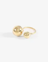 Anillo abierto de acero quirúrgico con diseño de dos esferas de distinto tamaño en los extremos.