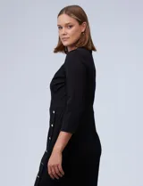 Vestido negro de crepe, marca London Times, con escote redondo, mangas 3/4, cintura entallada, botones decorativos en el lateral y cierre invisible en la espalda.