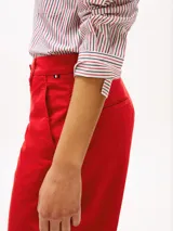 Pantalón corto rojo de corte Mom, con bolsillos laterales y traseros, y bajos con vuelta.