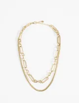 Collar dorado de acero quirúrgico con doble cadena, una de eslabones rectangulares y otra de eslabones tipo serpiente.