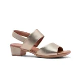 Sandalia de cuero color dorado, con taco bajo cuadrado y tira elástica en el talón.